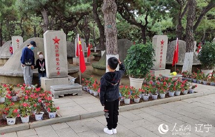 《长津湖》热映,杨根思烈士墓前多了一架“歼-15”