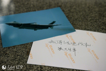 《长津湖》热映,杨根思烈士墓前多了一架“歼-15”