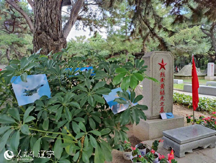 《长津湖》热映,杨根思烈士墓前多了一架“歼-15”