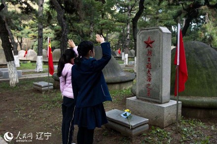 《长津湖》热映,杨根思烈士墓前多了一架“歼-15”