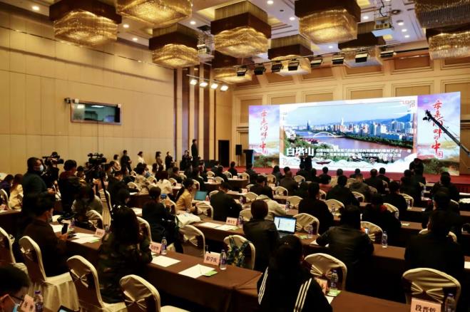 10月12日上午,“母亲河畔的中国”网络主题活动启动仪式在河南开封举办。图为活动现场。段晋哲 摄