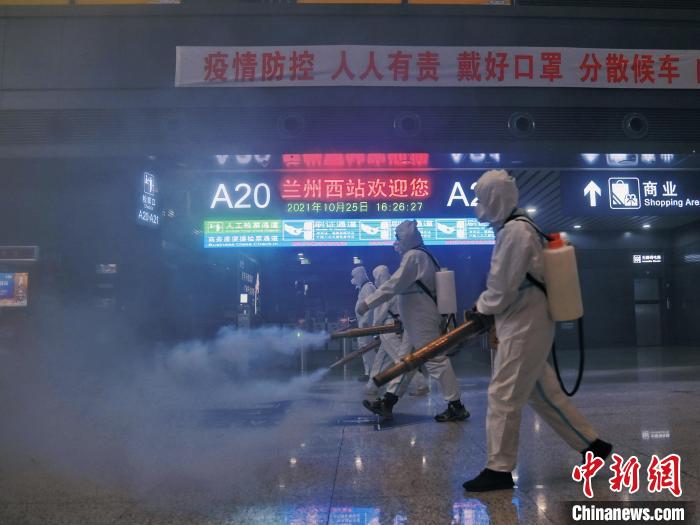 连日来,兰州西站进行“地毯式”消杀,保旅客出行安全。 杨艳敏 摄