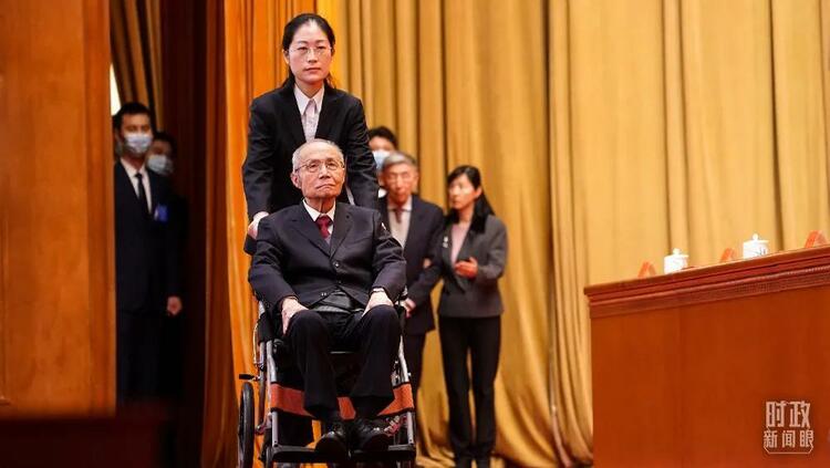 时政新闻眼丨这场最高规格的科技奖励大会,折射了哪些新变化?