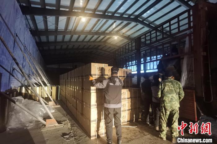 跟访寒冬战疫“夜航人”:爱在黑河黎明破晓前