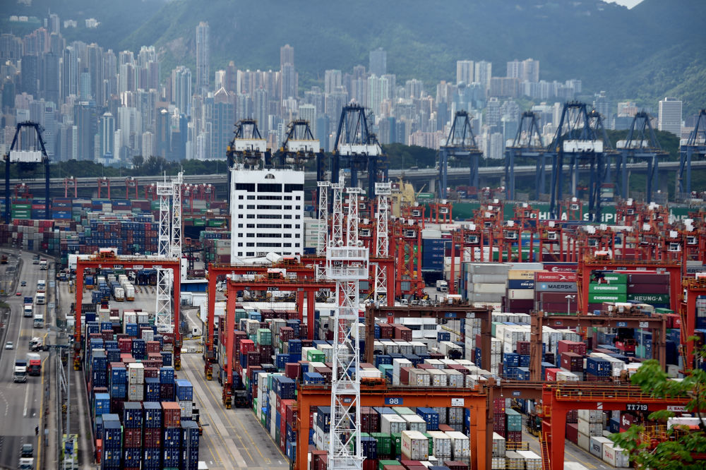 香港集装箱码头(资料照片)。新华社记者 卢炳辉 摄