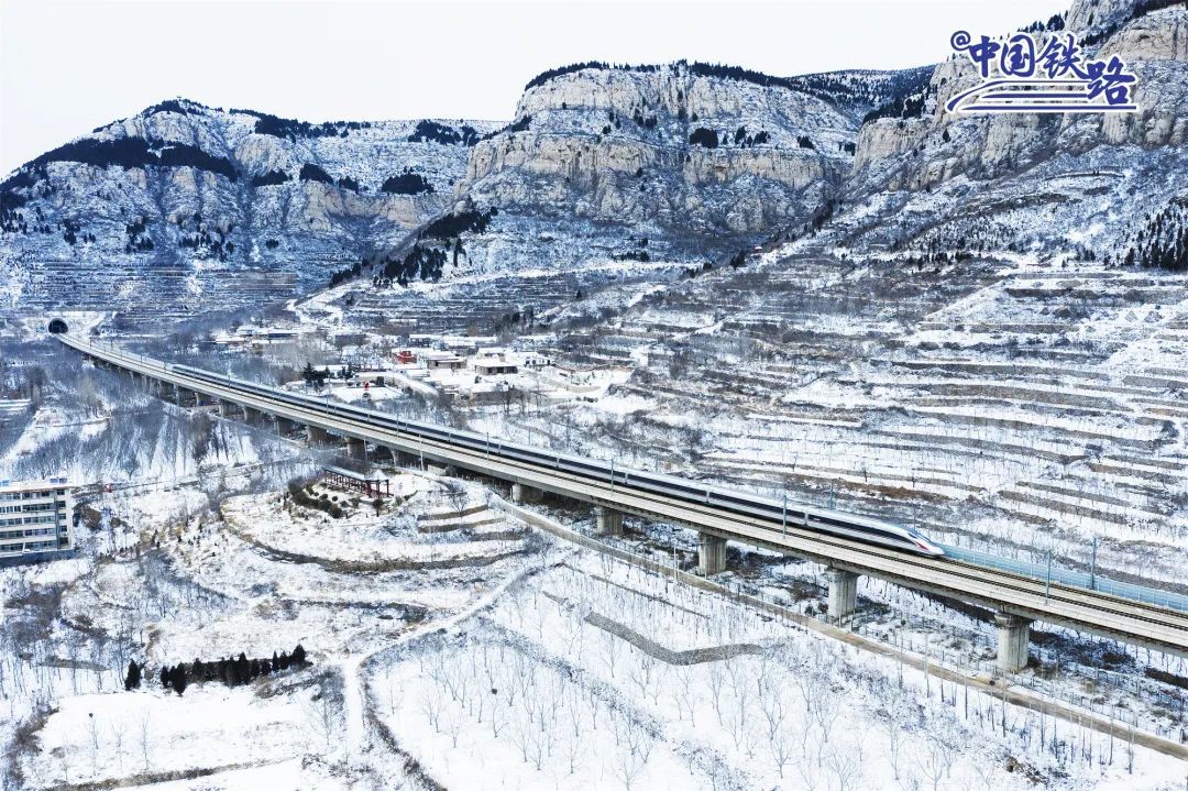 ���˺Ŷ������г�ʻ����������̩ɽ��´���ĸ��������� ��