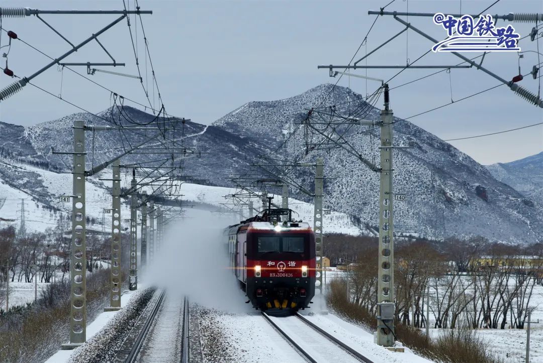 һ���ÿ��г���ʻ�ں��ͺ����������ϼ䡣�Ͷ�Ȫ ��