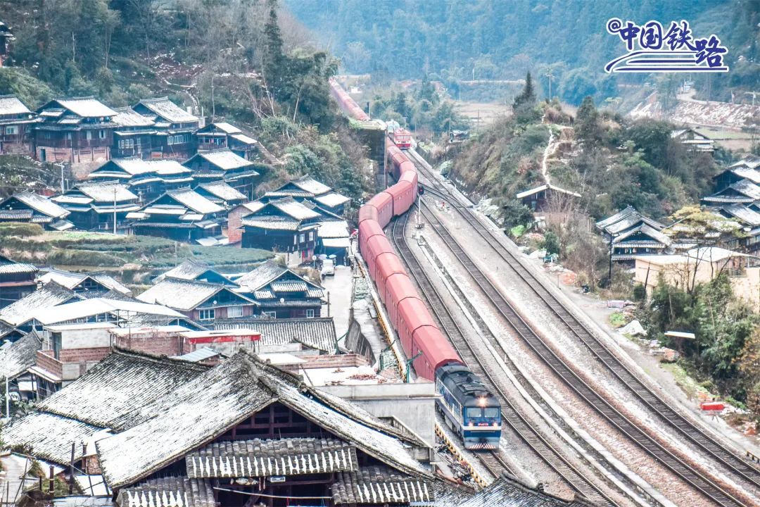 �����г�������ѩ��Ĺ����������������ض�կ�䡣��Ȫ�� ��