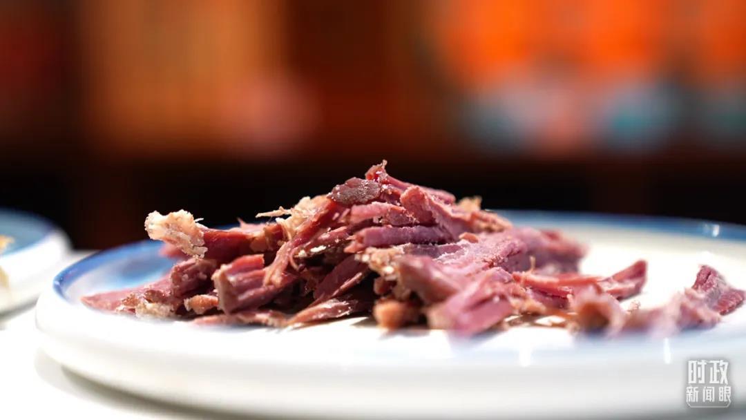 △平遥牛肉色泽红润,按口味分类有原味、五香味、麻辣味。(总台央视记者曹亚星拍摄)