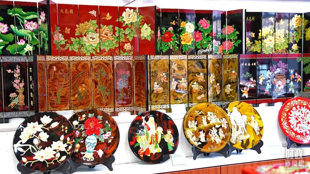 △平遥推光漆器以手掌推出光泽而得名。(总台央视记者曹亚星拍摄)