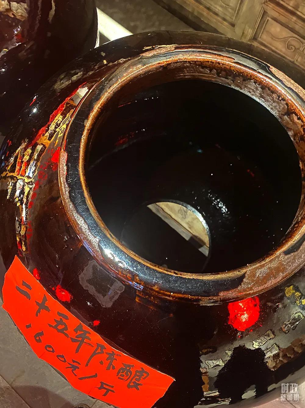 △东湖老醋坊内的“25年陈酿”,价格是1600元一斤。(总台央视记者李辉拍摄)