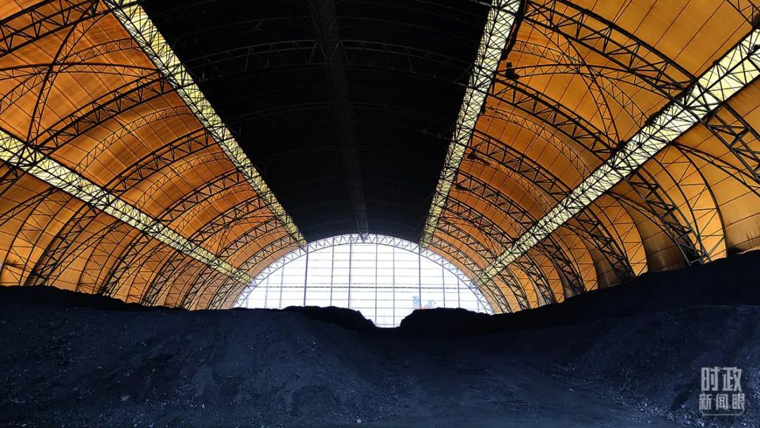 △这是瑞光公司的储煤场。(总台央视记者杨立峰拍摄)