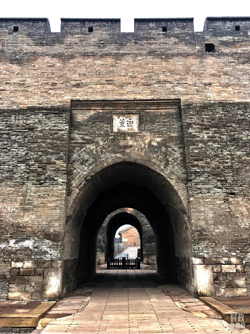 △平遥古城迎薰门。(总台央视记者许永松拍摄)