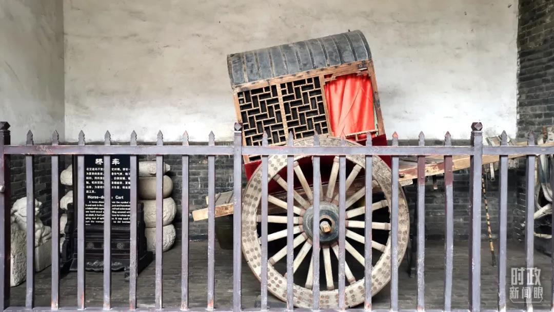 △平遥古城内展示的“轿车”。在交通不发达的历史时期,乘“轿车”出行是富贵的象征。(总台央视记者王晓东拍摄)