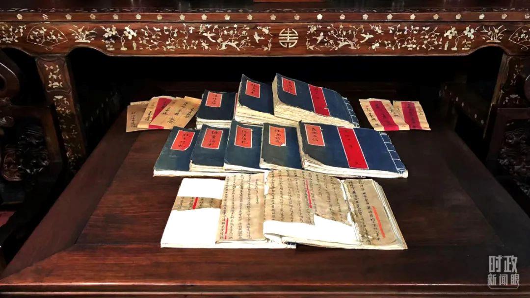 △日昇昌票号博物馆中展出的汇票和账本。(总台央视记者许永松拍摄)