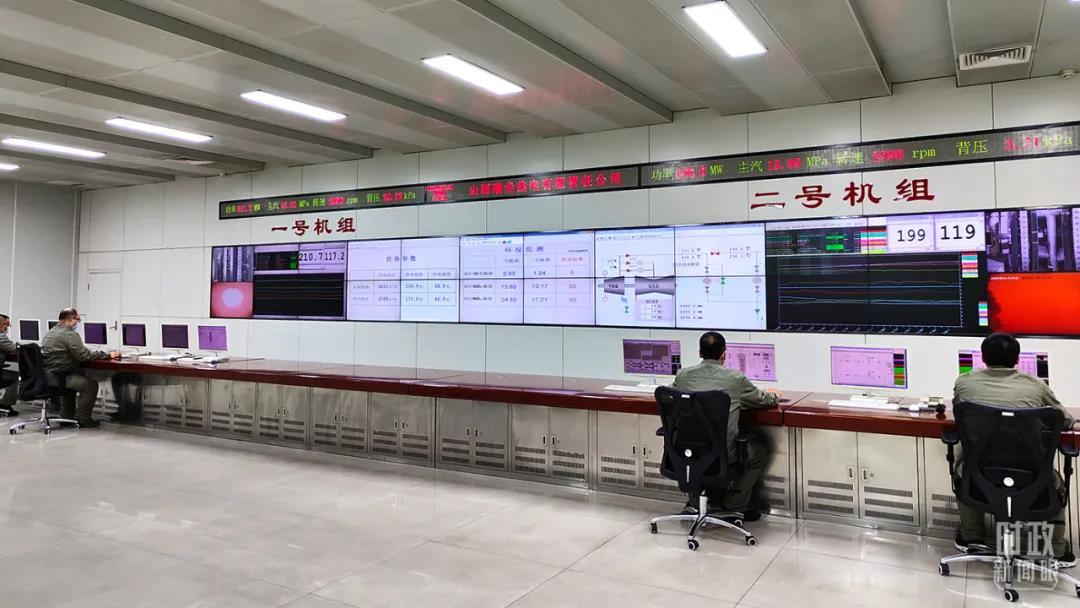 △瑞光公司的企业热电机组生产集中控制室。(总台央视记者杨立峰拍摄)