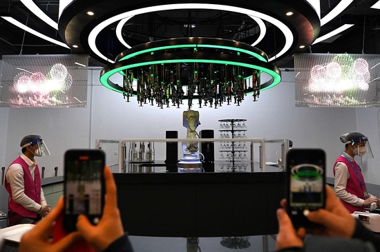 资料图:北京冬奥会主媒体中心“智慧餐厅” 机器人料理食物