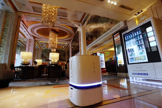 资料图:消毒机器人工作中