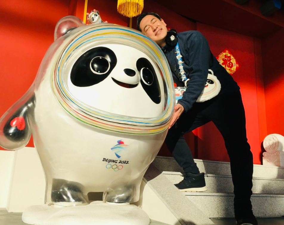 辻冈义堂和“冰墩墩”(推特截图)