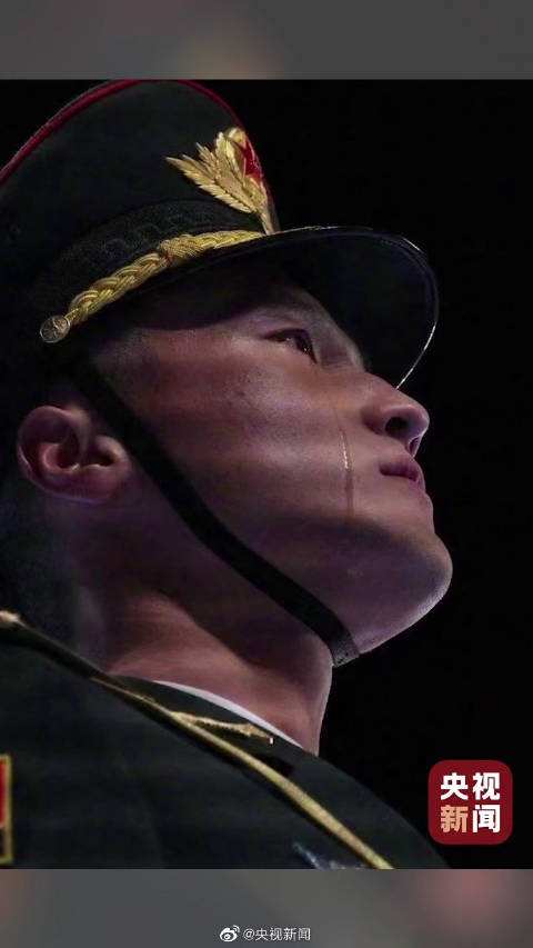 在北京冬奥会开幕式上,镜头记录下现场一名仪仗兵落泪的瞬间。