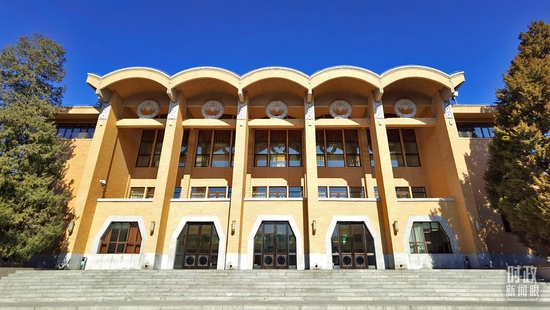 △当天的开班式在党校礼堂举行。(总台央视记者郭鸿拍摄)