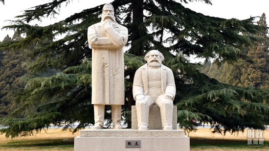 △中央党校,雕塑《战友》。(资料图)