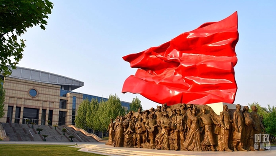 △中央党校,组雕《旗帜》。(资料图)