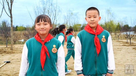 △这是来自大兴区第二小学的少先队员杨天晴(女)和王慕涵(男)。(总台央视记者赵化拍摄)