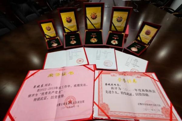 缅怀!功勋卓著的缉毒英雄已安葬