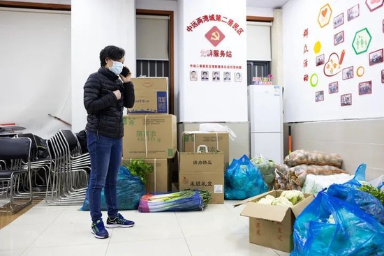 3月31日晚,上海市中远两湾城小区第二居民区党总支书记邵建萍在联系安排送菜。新华社记者金立旺摄