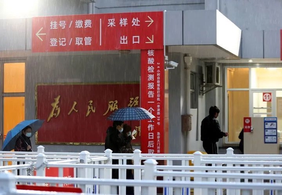 3月31日晚,市民来到上海市闵行区中心医院的核酸采样点进行检测。新华社记者刘颖摄