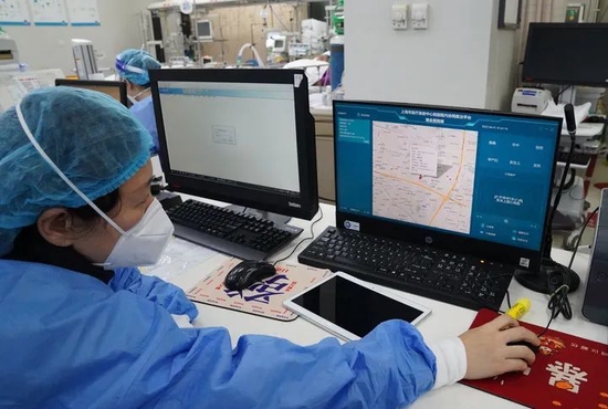 4月1日凌晨,瑞金医院的护士在上海市医疗急救中心协同救治平台查看即将到来的救护车位置。新华社记者袁全摄