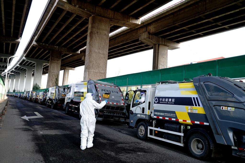 上海:封控小区垃圾“日产日清”