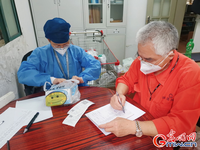 【组图】“守沪者联盟”丨上海:街道医院开放至深夜 为社区志愿者代配药服务