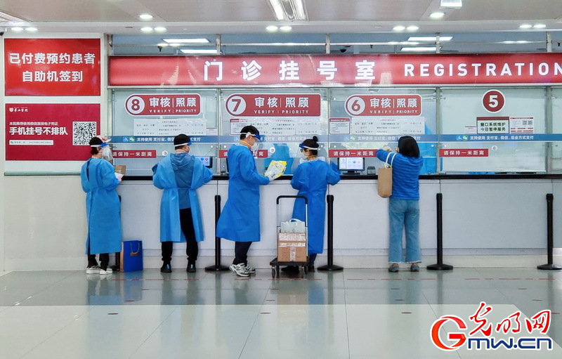 【组图】“守沪者联盟”丨上海华山医院有限开放门急诊 消杀员忙碌消毒