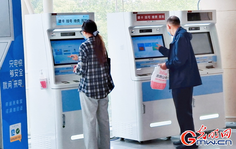 【组图】“守沪者联盟”丨上海华山医院有限开放门急诊 消杀员忙碌消毒