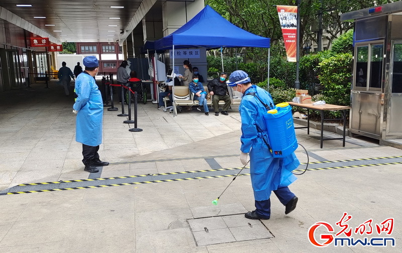 【组图】“守沪者联盟”丨上海华山医院有限开放门急诊 消杀员忙碌消毒