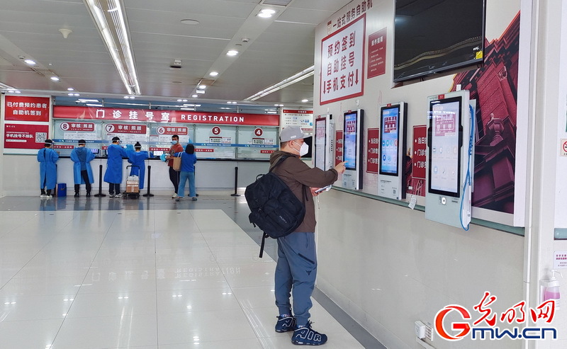 【组图】“守沪者联盟”丨上海华山医院有限开放门急诊 消杀员忙碌消毒