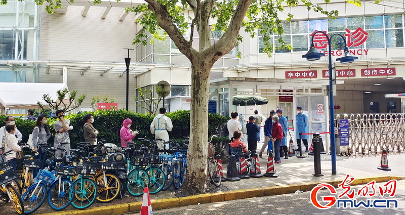 【组图】“守沪者联盟”丨上海华山医院有限开放门急诊 消杀员忙碌消毒
