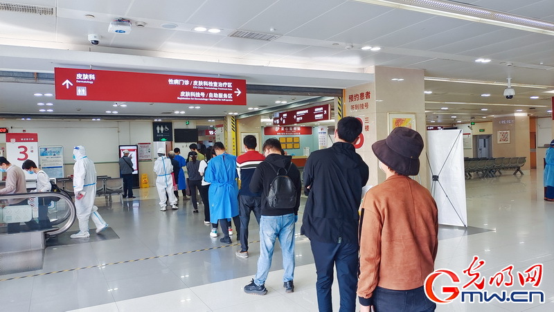 【组图】“守沪者联盟”丨上海华山医院有限开放门急诊 消杀员忙碌消毒