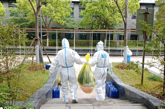 一起守“沪”|方舱患者紧急转运 长沙医疗队全程守护