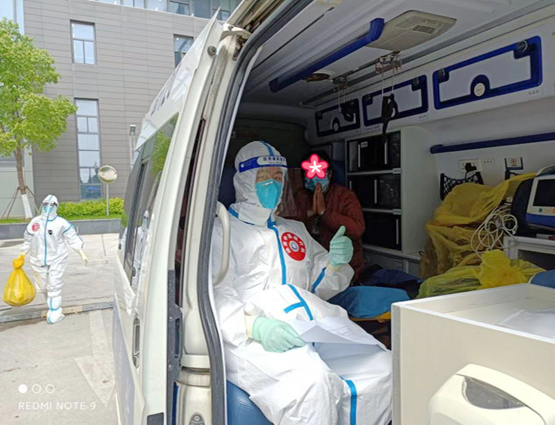 一起守“沪”|方舱患者紧急转运 长沙医疗队全程守护