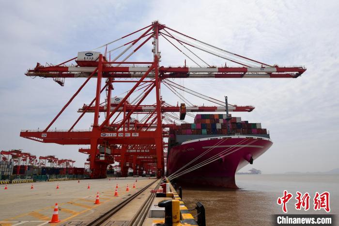 (上海战疫录)疫情之下的上海港如何“转”起来?