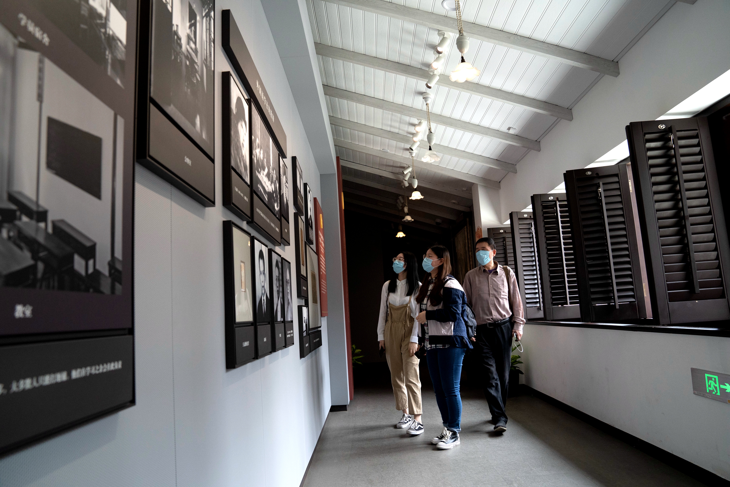 2020年5月3日,人们在中国社会主义青年团中央机关旧址纪念馆参观。 2020年5月3日,人们在中国社会主义青年团中央机关旧址纪念馆参观。