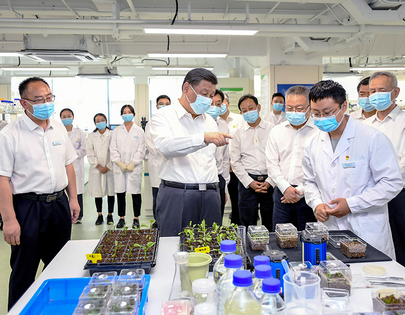 2022年4月10日至13日,中共中央总书记、国家主席、中央军委主席习近平在海南考察。这是10日下午,习近平在位于三亚市崖州湾科技城的崖州湾种子实验室考察。