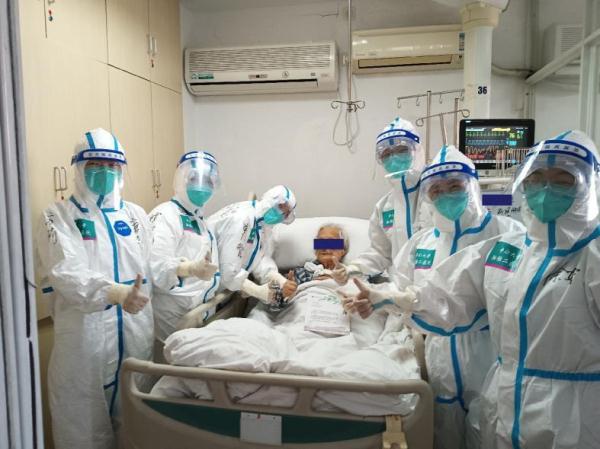 又一百岁新冠患者出院,她向湖南援沪医疗队竖大拇指