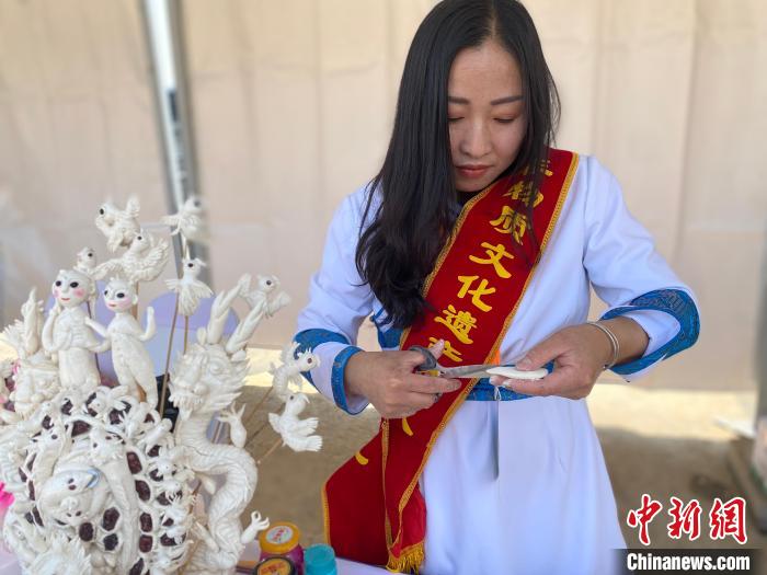 图为贺春梅展示面塑制作技艺。 张玮 摄