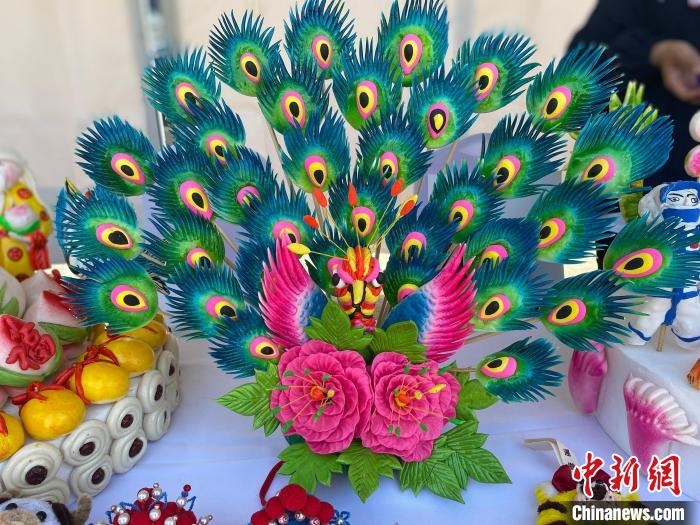 图为贺春梅的面塑作品。 张玮 摄