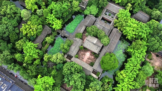 △俯瞰三苏祠。(总台记者齐涛拍摄)