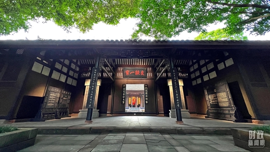 △前厅悬挂对联“一门父子三词客,千古文章四大家”,是由四川同乡、清代名臣张鹏翮撰题。(总台央视记者杨新禹拍摄)